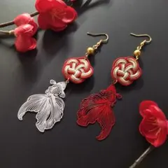 【色オーダー可】梅結びと金魚のピアス（イヤリング）和風　和装　着物　浴衣　お祭り