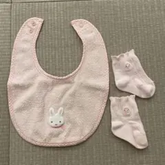 美品　ウサギ刺繍付きピンクスタイと靴下セット