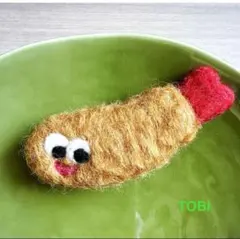 ハンドメイド　羊毛フェルト　ブローチ　エビフライB