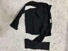 黒い長袖クロップドニット　GYDA