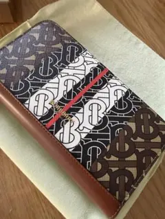 正規店購入　BURBERRY 未使用 箱付 ラウンドファスナー 長財布