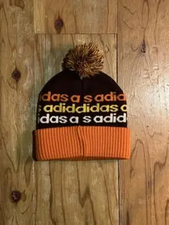 adidas ポンポン付きニット帽