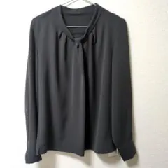 【新品タグ付き】INED ボウタイ風ブラウス　チャコールグレーのサムネイル