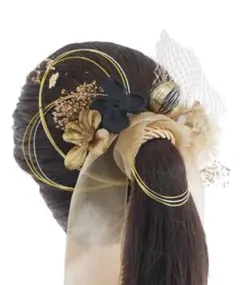 華やかなゴールドとブラックの髪飾り