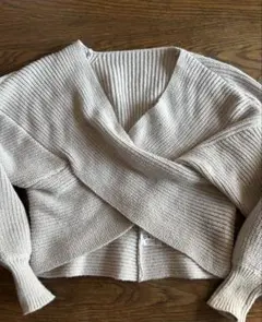ライトベージュ クロスオーバーニットセーター