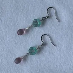 お花モチーフのチェコビーズとドロップビーズのピアス[215]