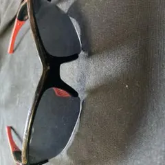 Oakleyスポーツスタイル サングラス 黒と赤 ケース付き