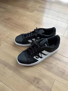 adidas スニーカー 黒白