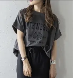 ボンジュールサガン カレッジ刺繍ピグメントスウェットTシャツ　チャコのサムネイル