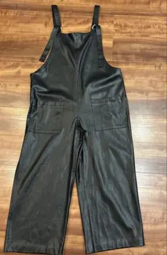 ZARA ザラ　黒　合成皮革　レザー　オーバーオール　サロペット　Ｌ