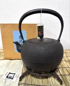 未使用品、供箱等付属品付　南部藤枝工房　藤枝 昌行作　１５型アラレ　南部鉄瓶のサムネイル