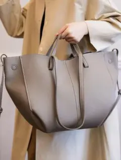 シンプルデザイン✨大容量トートバッグ　年中使える　おしゃれアイテム