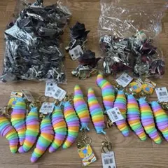 N*g様 【業者様必見‼︎】レインボーナメクジと恐竜キーホルダーセット