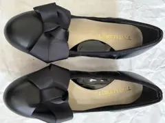 リボン付き黒パンプスのサムネイル