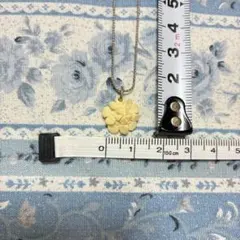 北海道土産　お土産　手彫り花型モチーフネックレス　象牙風　アイボリー色