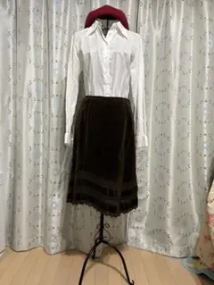 レストローズ・コーデュロイ 調ダークブラウン 裾レース装飾付きひざ丈スカート