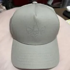 adidas グレーベージュ　キャップ