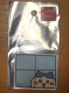 ちいかわ　スマホに貼れるサイズ　クリアステッカー　窓から覗くハチワレ