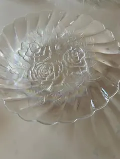 花彫刻の透明なガラス皿