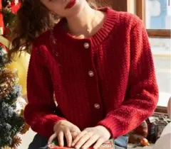 赤のボタン付きオフショルダーセーター クリスマス