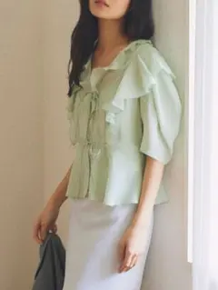 フリル付きホワイトペプラムトップス
