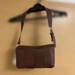 【新品未使用】編み込みデザイン ショルダーバッグのサムネイル
