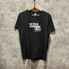 【送料無料】USA古着BE YOUR OWN DAM HERO プリントTシャツ