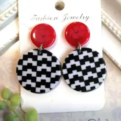 赤と白黒の幾何学模様ピアス/イヤリング(ハンドメイド)