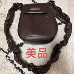 《un/neu アンノイ》ギャザーハンドルサテンフラップバッグ ブラウン