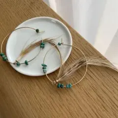 フープピアス 羽根とビーズのデザイン