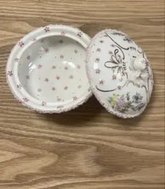 アイリッシュドレスデン　ハンドペイント　蓋付き小物入　小花　リボン　アイルランド アイリッシュドレスデン ハンドペイント 蓋付き小物入 小花 リボン