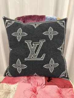 ルイ・ヴィトン モノグラム 座布団 クッション・ネオ モノグラム S00｜ルイ・ヴィトン 公式サイト