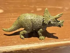 新品　トリケラトプス　フィギュア