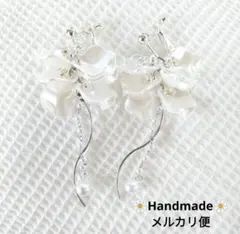 611.お花イヤリング✾匿名配送✾送料込み✾揺れるホワイト花弁フラワー✾シルバー