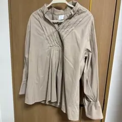 Tavii ベージュ プリーツデザイン 長袖シャツ
