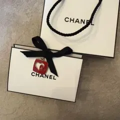 CHANEL ショップボックスハートチャーム付き