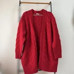 赤いケーブルニットカーディガン