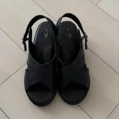 黒いストラップ付きオフィスサンダル