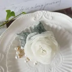 ♡パール　フラワーコサージュ　ベージュ　卒業式　入学式　スーツ　花　謝恩会