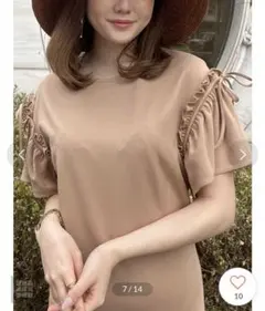 フリル付きベージュ半袖ロングワンピース