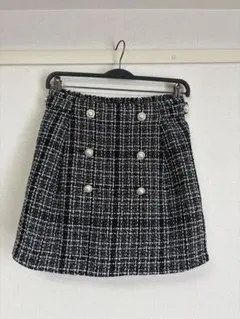 黒と白のチェック柄のミニスカート