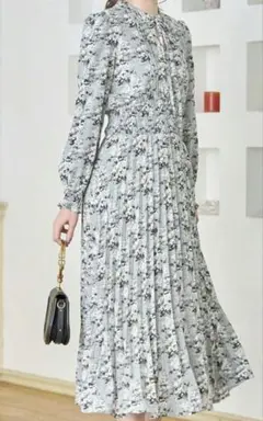 りぼん付きウエストシャーリングニュアンスフラワープリントプリーツワンピース