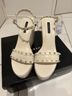 ESPERANZA スタッズ付きウェッジヒールサンダル　アイボリー