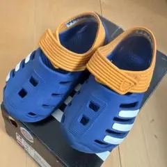 adidas キッズサンダル　ブルー