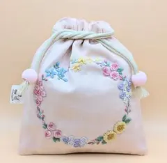 ピンクの花柄リースの刺繍巾着袋