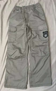 135〜140㎝　長ズボン　カーキ色　キッズ