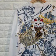 [絡繰魂] 招き猫と扇桜 刺繍 ロングスリーブ [和柄] L-92411のサムネイル
