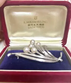 MIKIMOTO ミキモト パールブローチ シルバー 5珠 箱付き　刻印あり MIKIMOTO ミキモト パールブローチ シルバー 5珠 箱付き 刻印あり