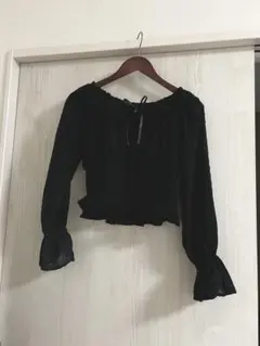 オフショルダー黒ブラウス フリル付き　ems
