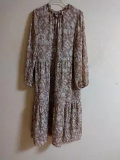 サマンサモスモスblue くすみピンク抽象模様のロングワンピース